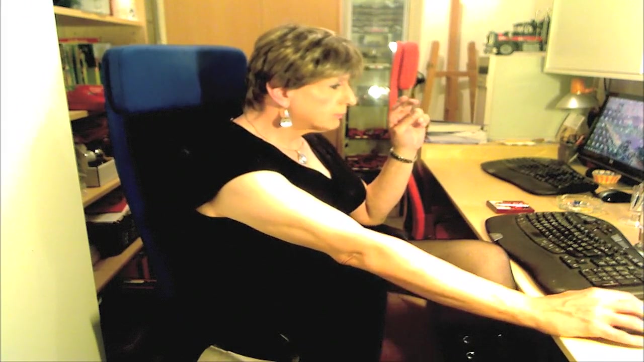 Crosdresser smoking