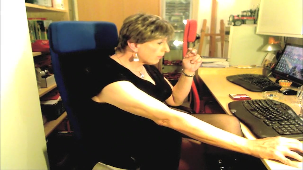 Crosdresser smoking