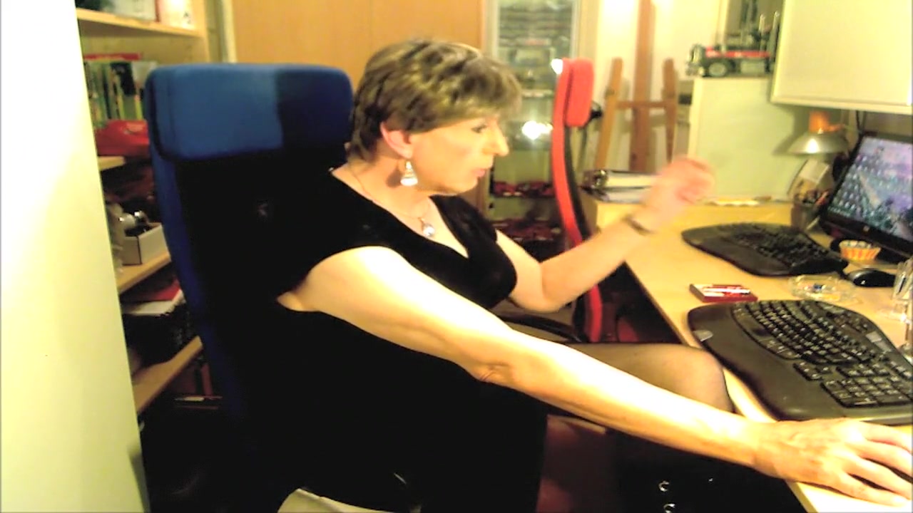 Crosdresser smoking