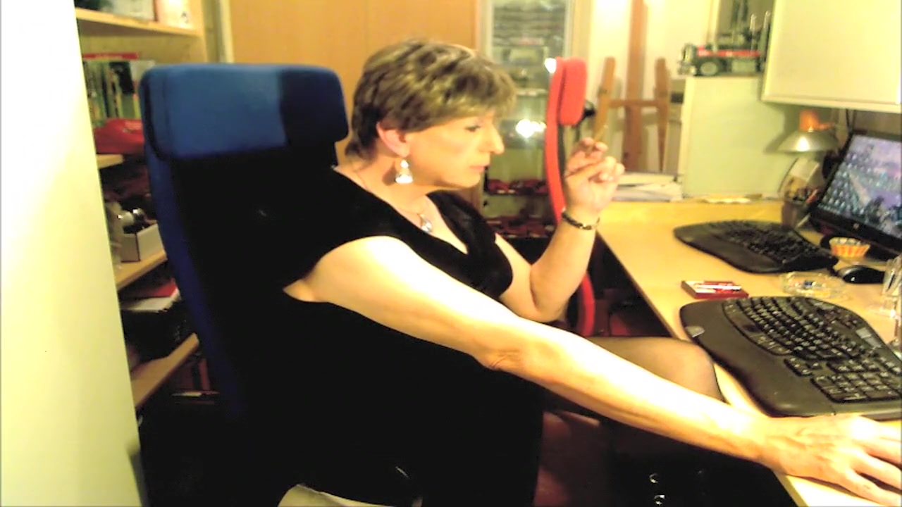 Crosdresser smoking