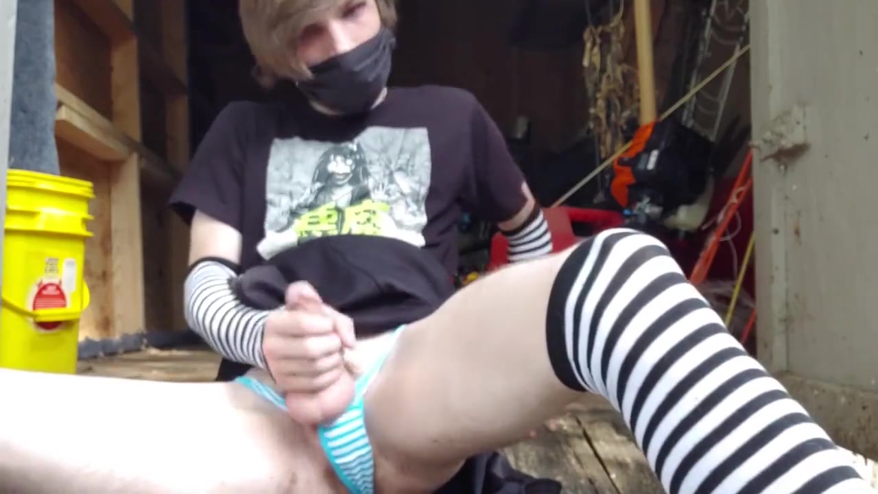 Risky Outdoor Emo Trap Masturbation!