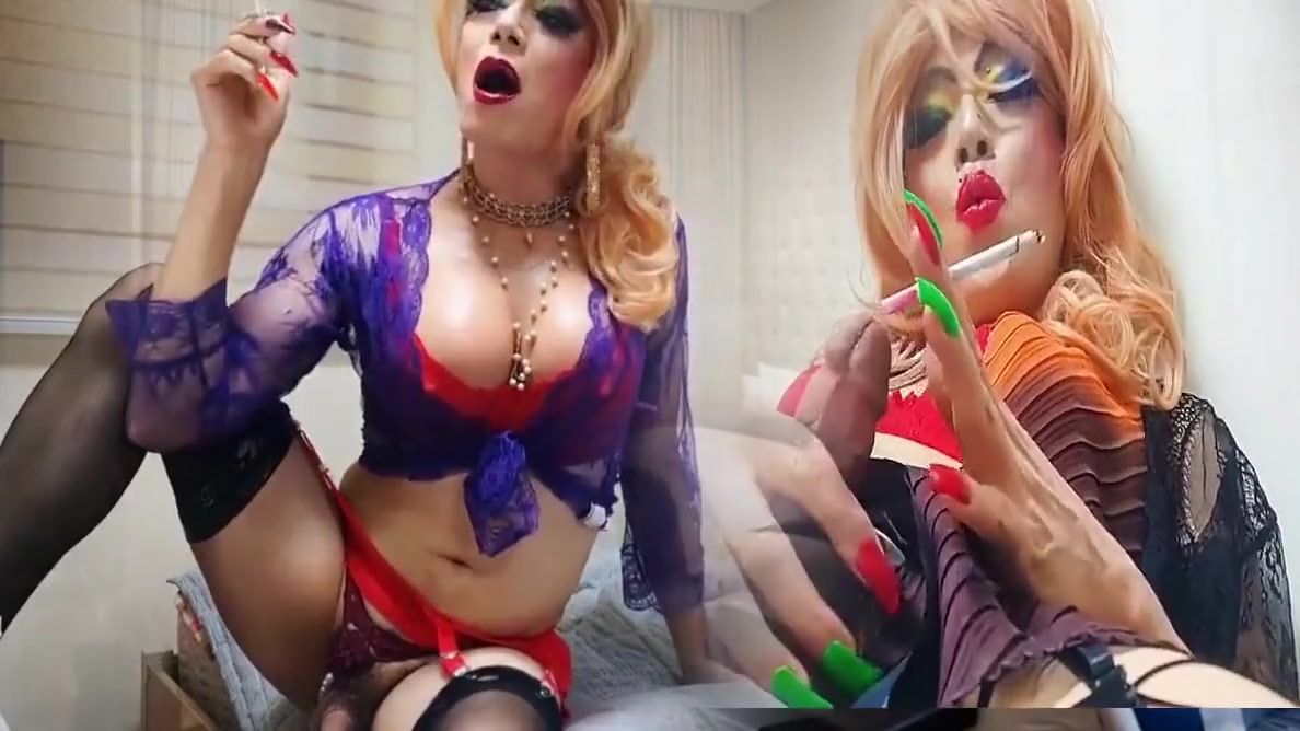 Shemale Niclo At The Room Cock Smoking