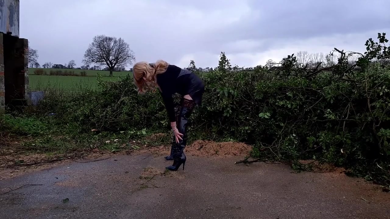 Crossdressing In The Countryside