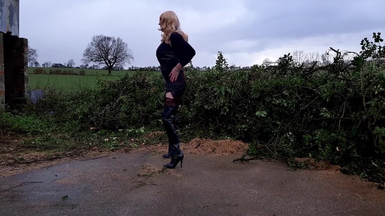 Crossdressing In The Countryside