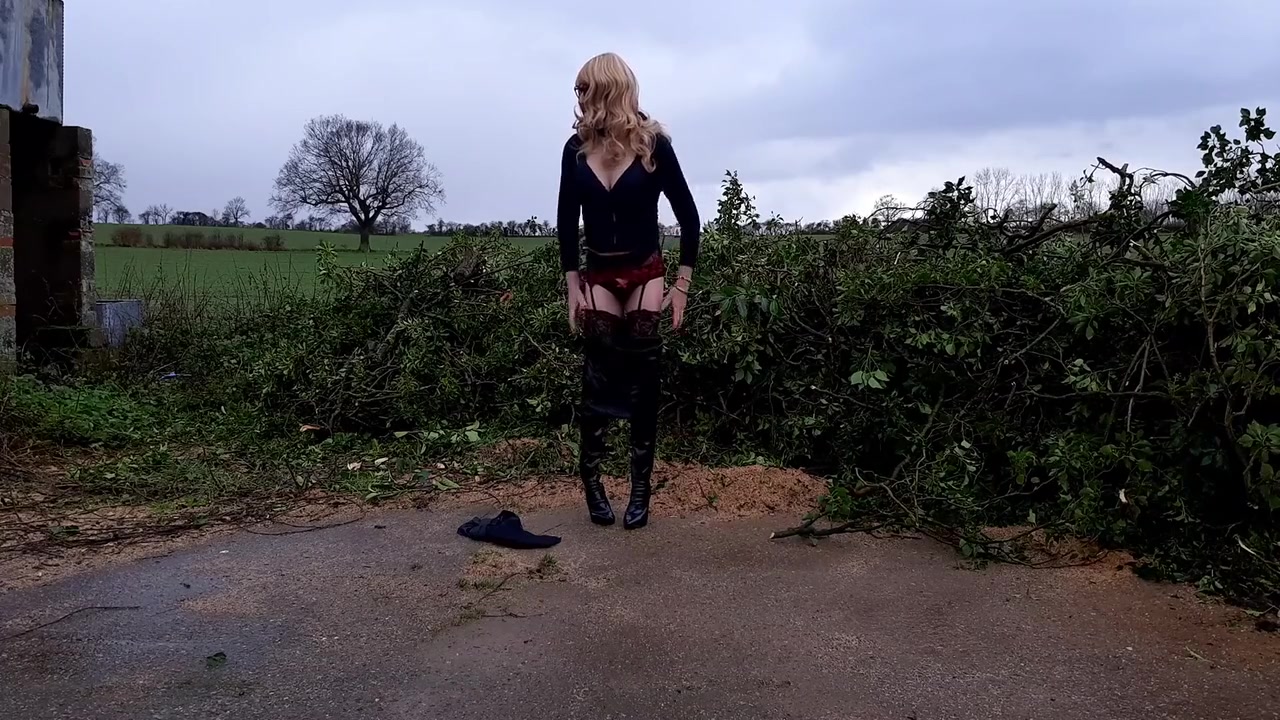 Crossdressing In The Countryside