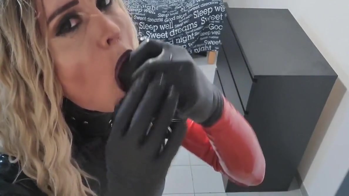 Wicawii Sexy Skinny Tv Latex Vamp Girl Makes Video Call