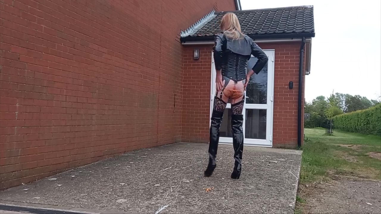 Tranny Wearing Baked Bean Filled Pants And Wanking