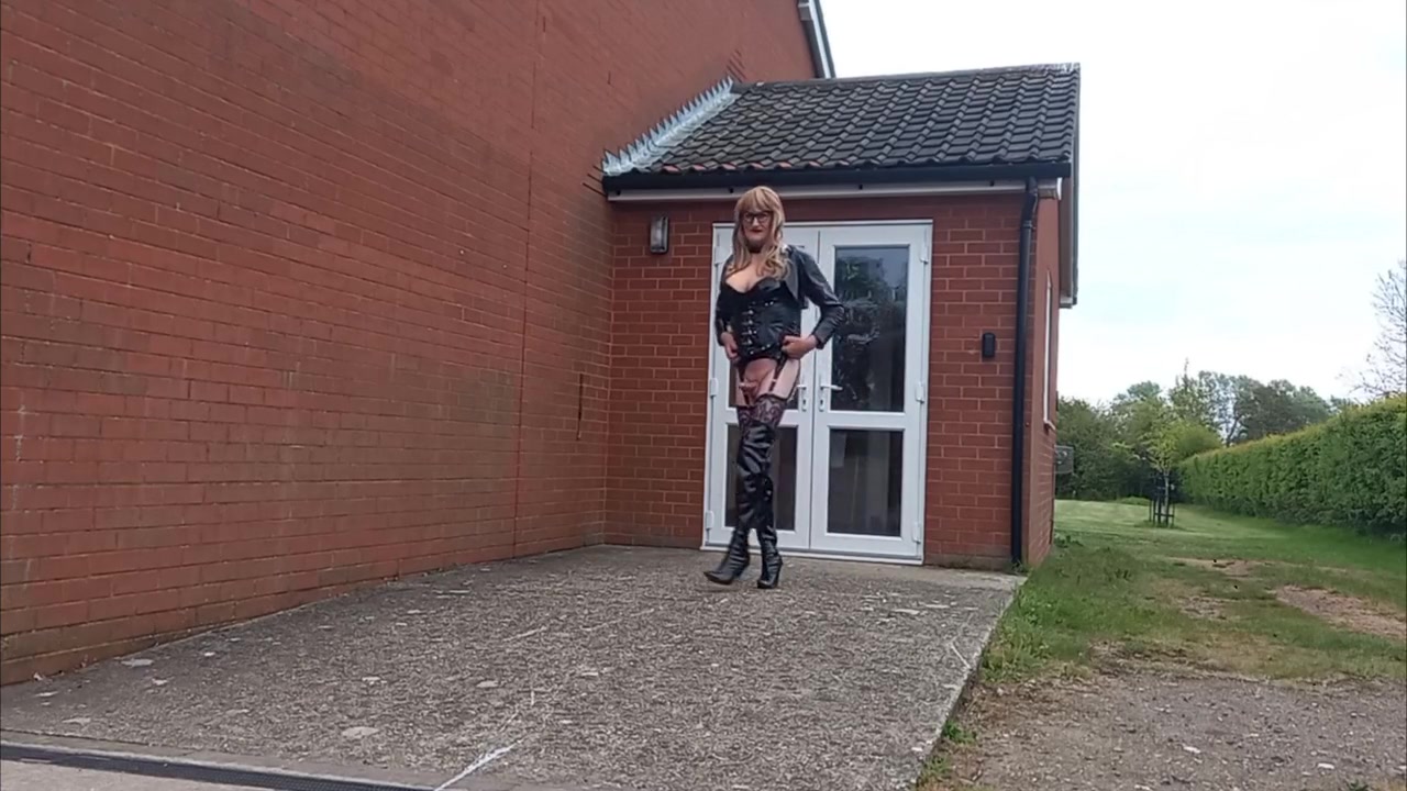 Tranny Wearing Baked Bean Filled Pants And Wanking