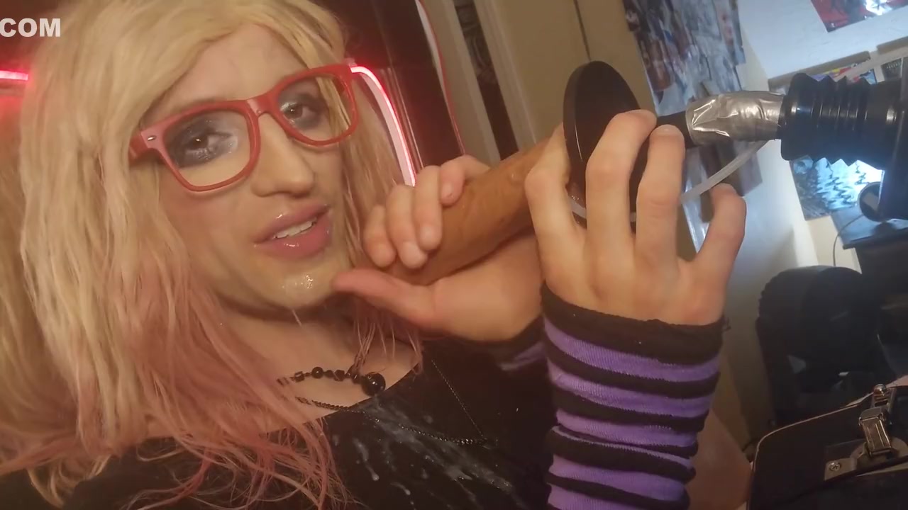 Sissy Receives Facial From Dildo Machine