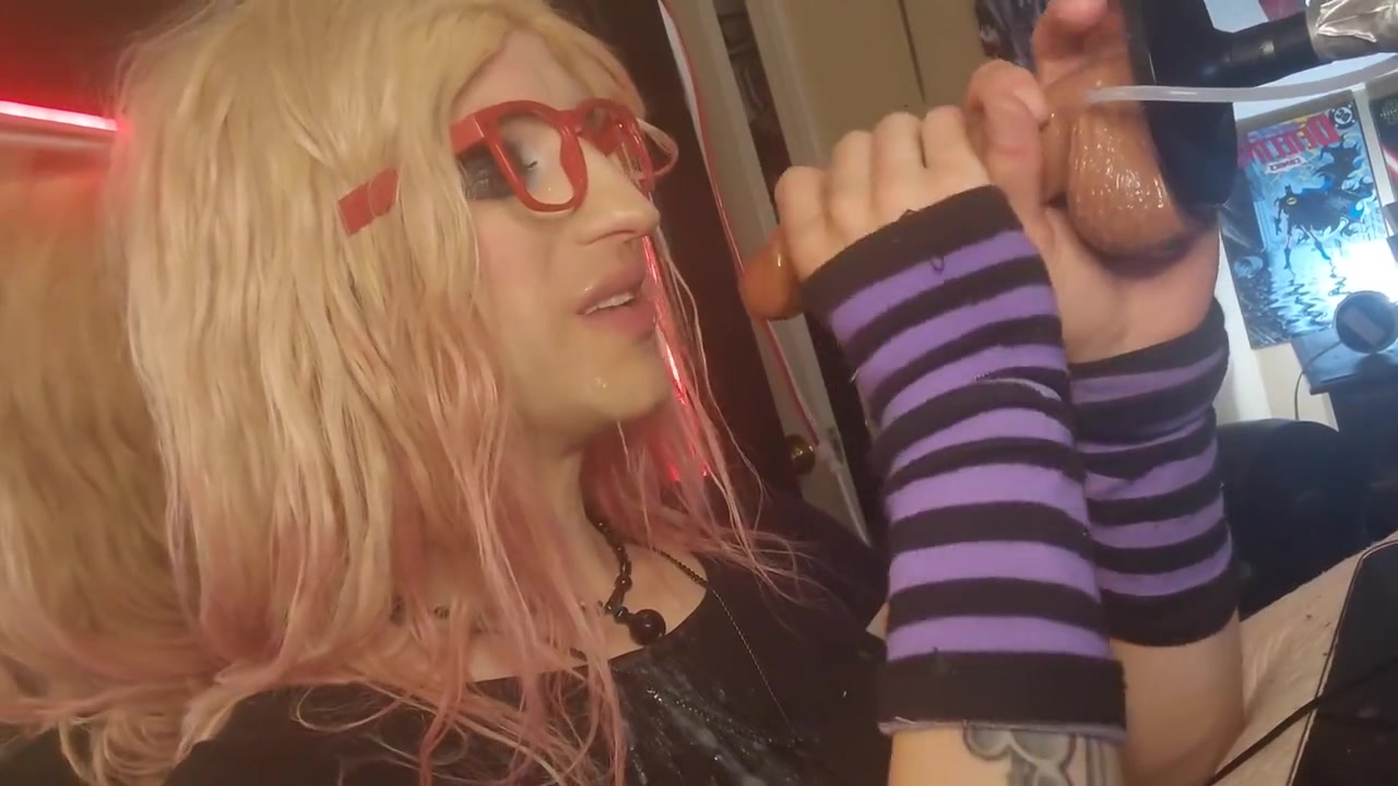 Sissy Receives Facial From Dildo Machine