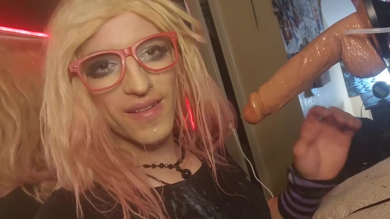 Sissy Receives Facial From Dildo Machine