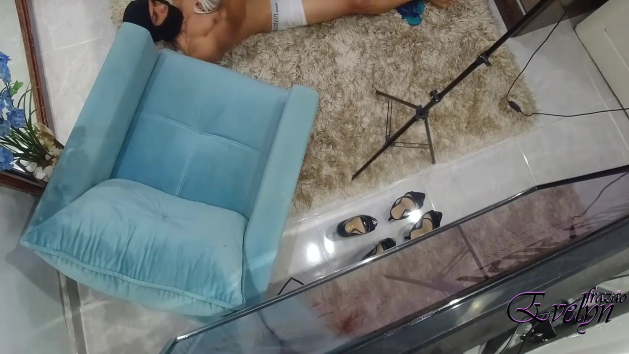 Pisando Com Meu Salto Alto No Safado E Deixei Ele Gozar No Meu Pe 5 Min