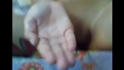 Travesti goza na mao toma o leitinho