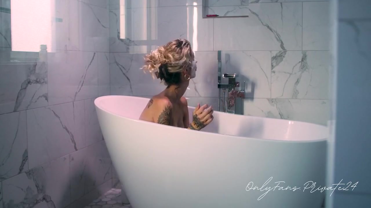 Beautiful Trans Model Takes A Bath & Shaves
