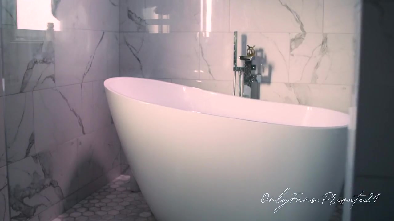 Beautiful Trans Model Takes A Bath & Shaves