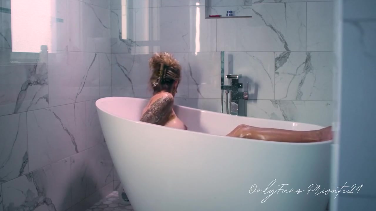 Beautiful Trans Model Takes A Bath & Shaves