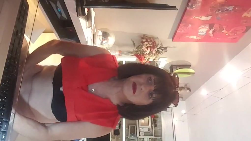 Je me trais le pis devant une vdeo de femme humiliante