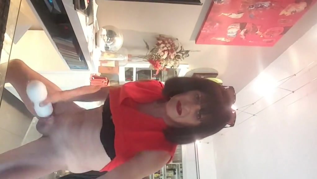 Je me trais le pis devant une vdeo de femme humiliante