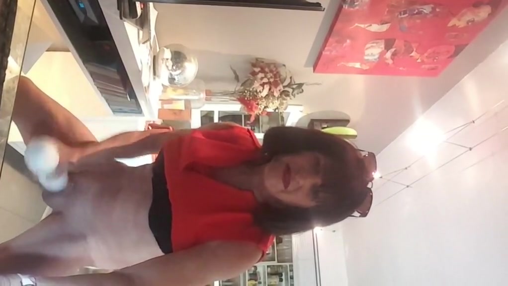 Je me trais le pis devant une vdeo de femme humiliante