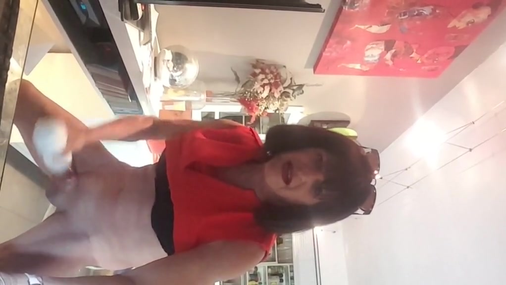 Je me trais le pis devant une vdeo de femme humiliante