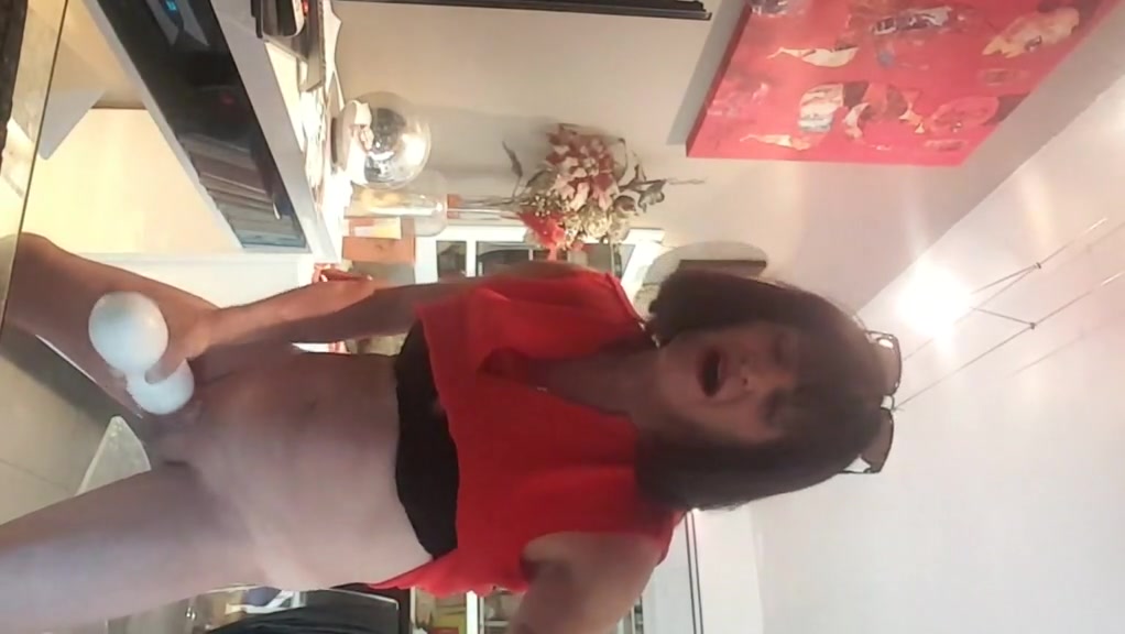 Je me trais le pis devant une vdeo de femme humiliante