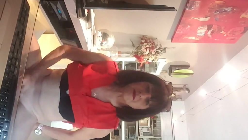 Je me trais le pis devant une vdeo de femme humiliante