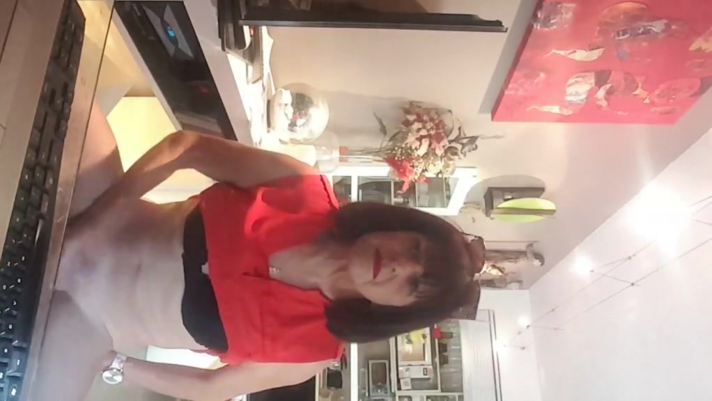 Je me trais le pis devant une vdeo de femme humiliante