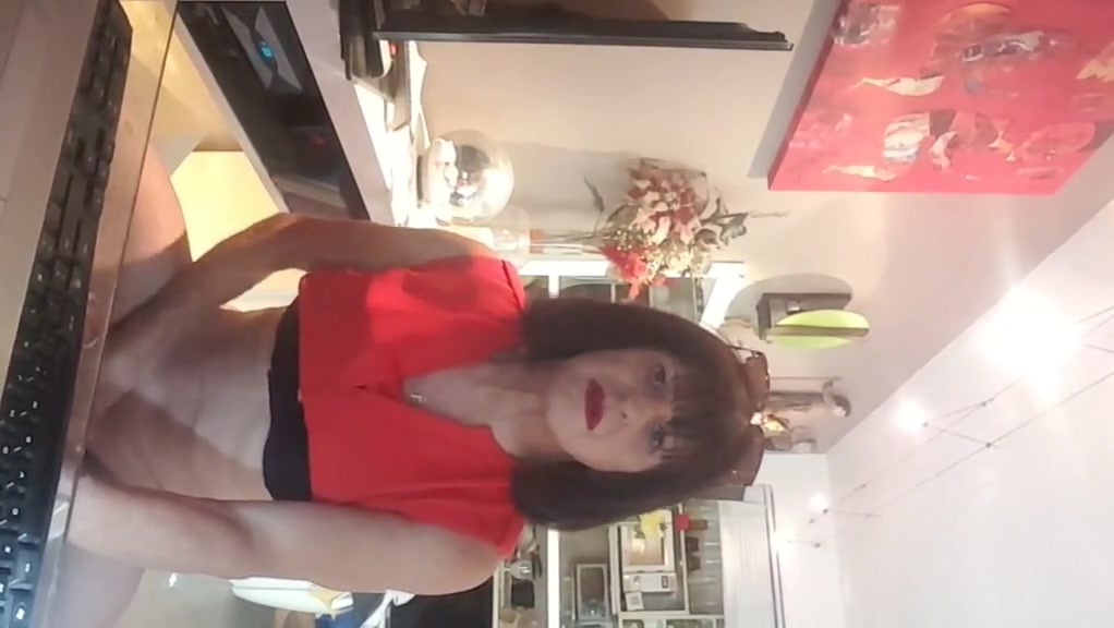 Je me trais le pis devant une vdeo de femme humiliante