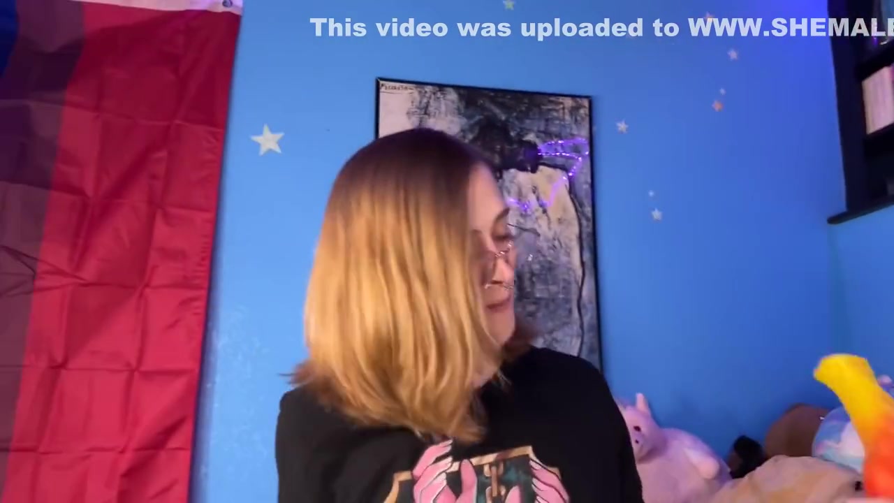 Tgirl Girlfriend Fucks And Gapes Her Ass With Huge