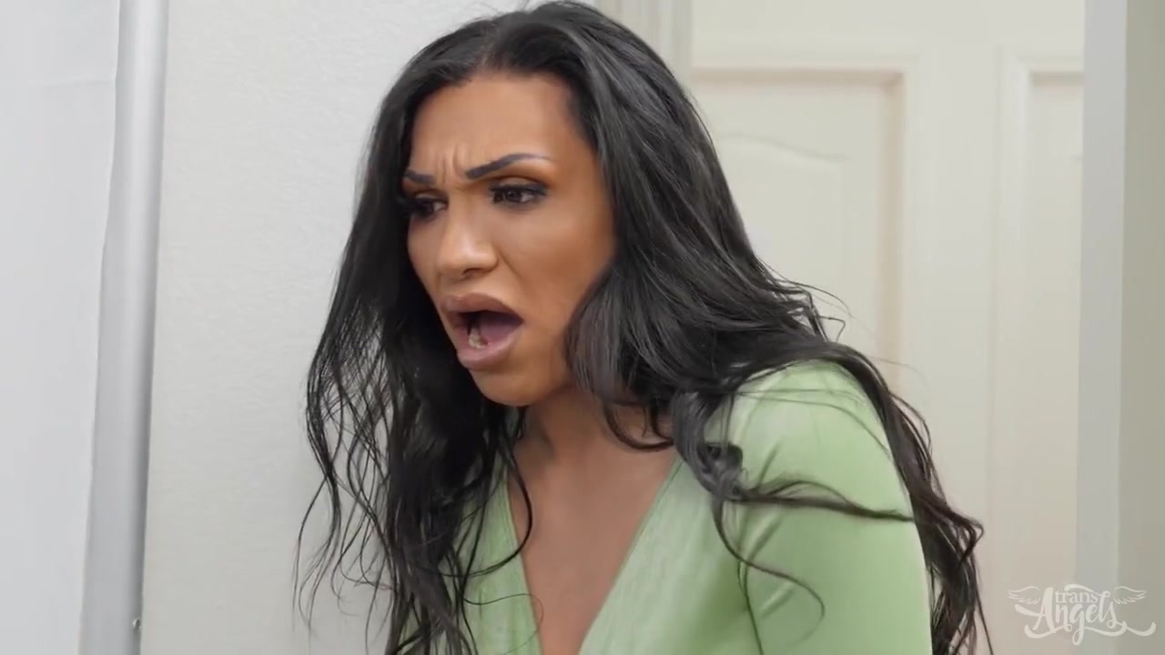 Massaged By The Imposter - Jessy Dubai And Eva Maxim