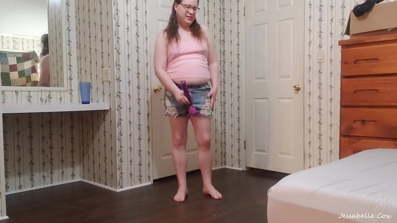 Sexy Trans Milf Jessabelle Cox Pisses All Over Herself And The Floor!