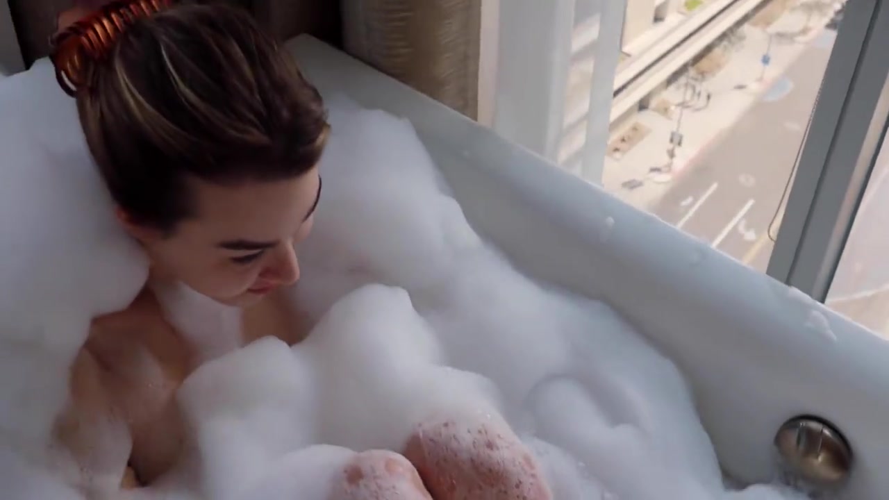 Emma Rose In Ts Suck Bbc In Bathtub In Xxx Vlog 7 Min