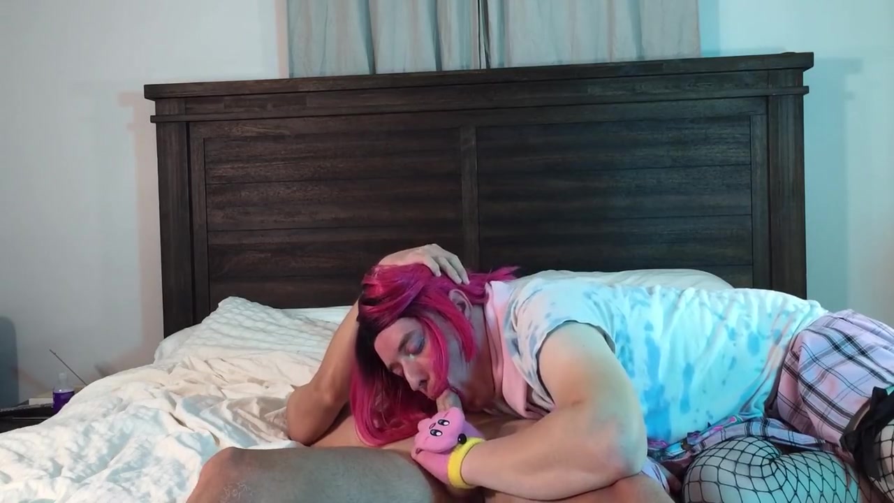 Ts Kelsey Masters Sucks Huge Cock