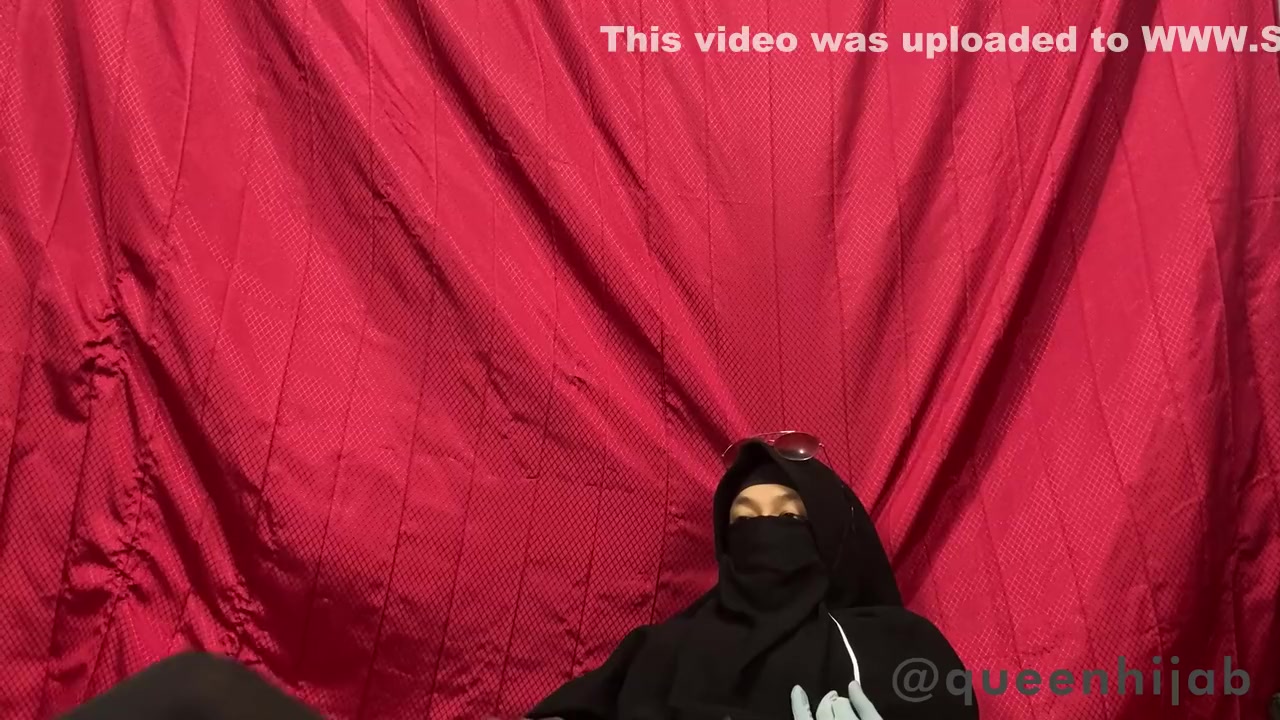 Hijab Shemale Mastrubation Using Broken Stocking And Glasses