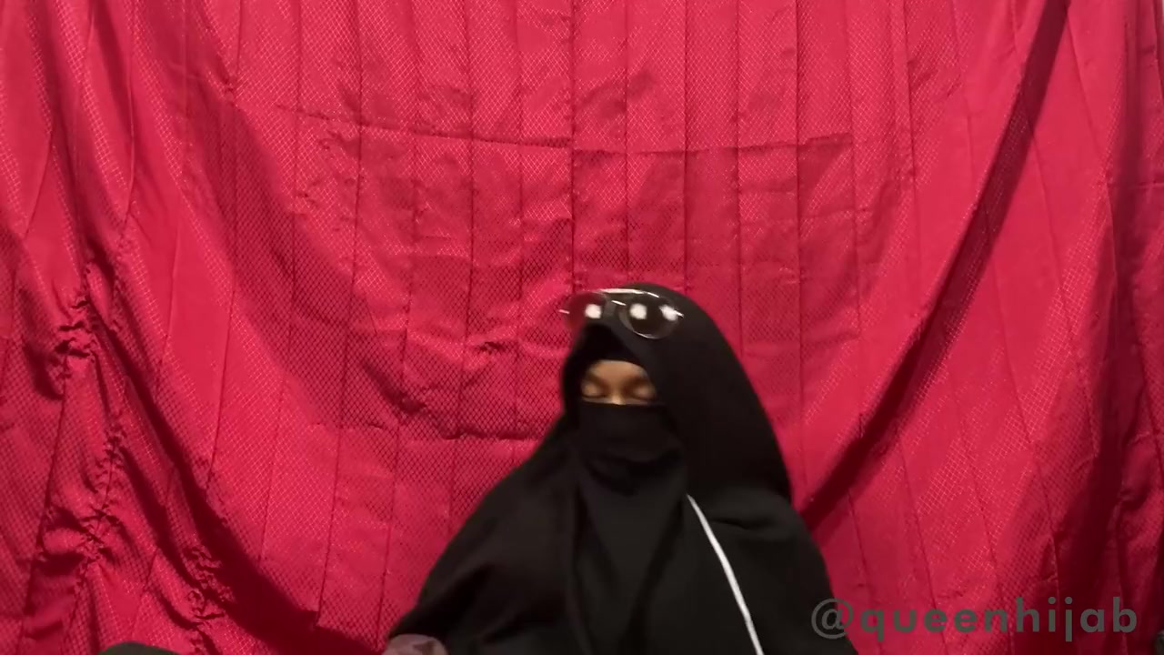 Hijab Shemale Mastrubation Using Broken Stocking And Glasses