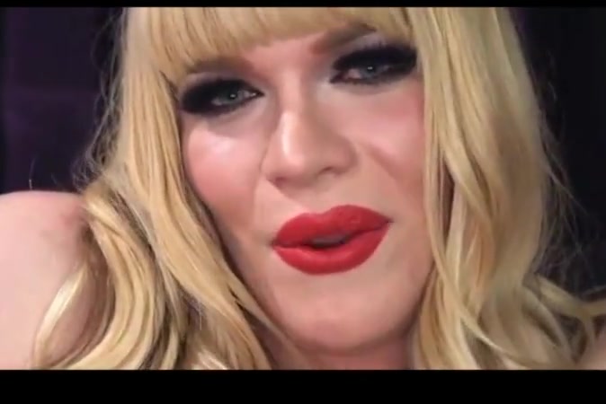 Deliciosa travesti loira dominando os safados