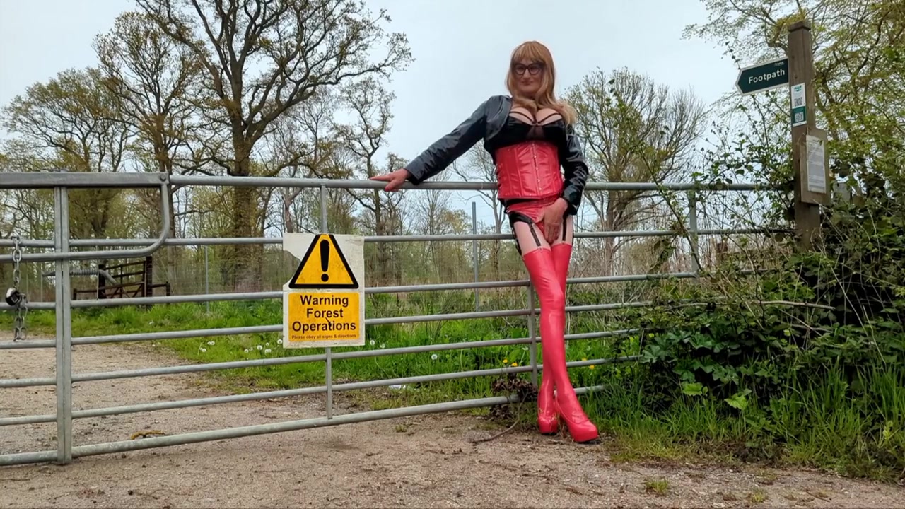 Tranny Pissing And Wanking Outdoors