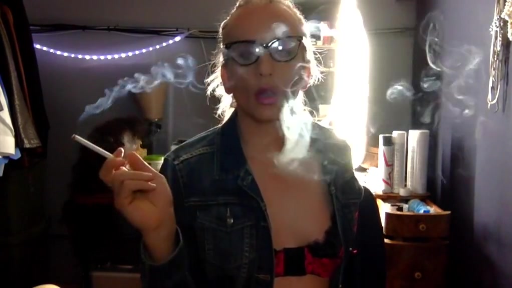 Very queer tia smokes