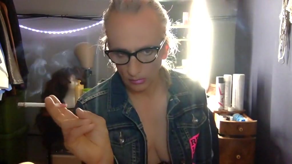 Very queer tia smokes