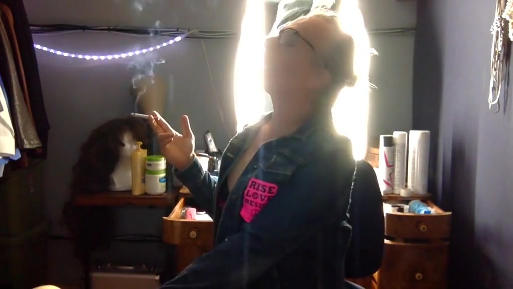 Very queer tia smokes