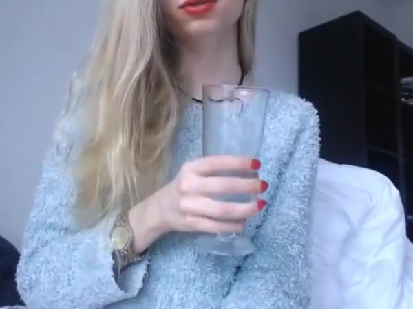 Ivory shemale pleasures herself