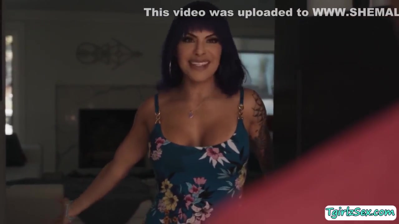 Naughty Big Assed Ts Beauty Foxxy Sucks Plumbers Cock