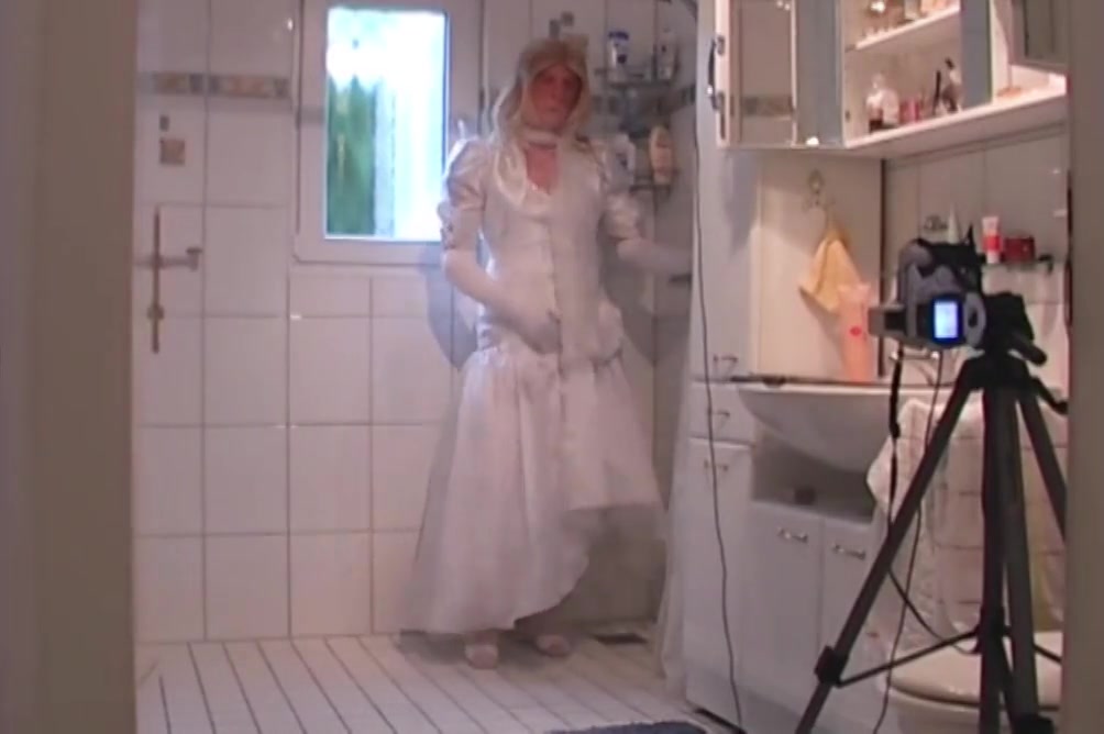 Wet & Horny Bride - Peeing And Cumshot In The Shower