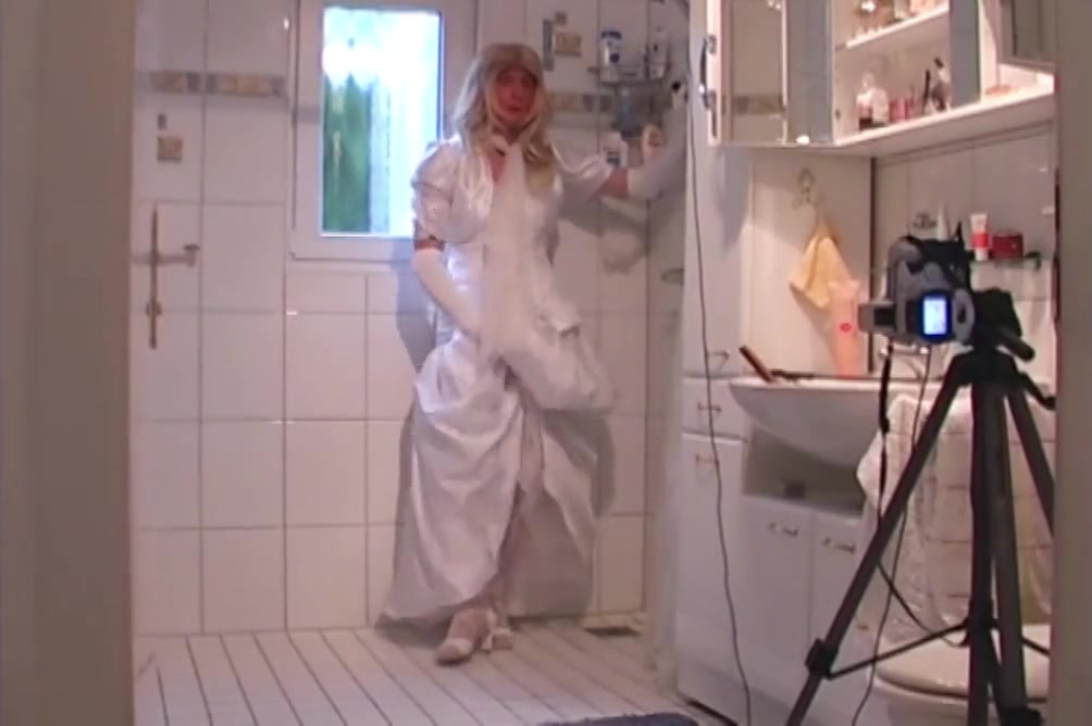 Wet & Horny Bride - Peeing And Cumshot In The Shower