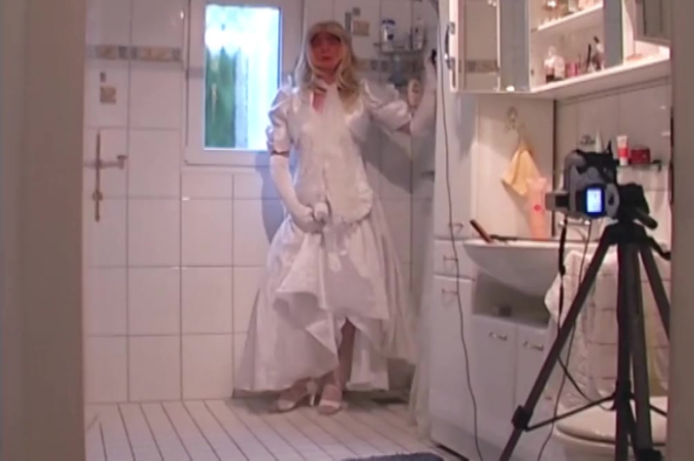 Wet & Horny Bride - Peeing And Cumshot In The Shower