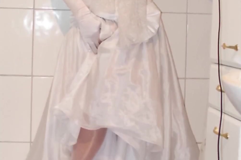 Wet & Horny Bride - Peeing And Cumshot In The Shower