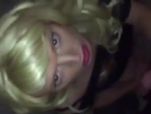 Blond zuigt