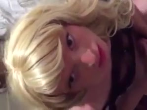 Blond zuigt