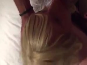Blond zuigt