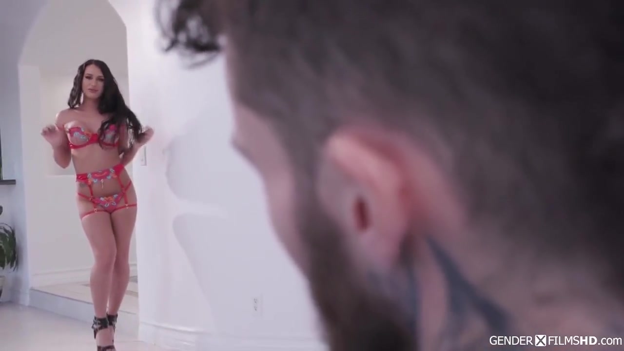 Khloe Kay, Big T And Shows Off In How Do You Like My Shemale Gf